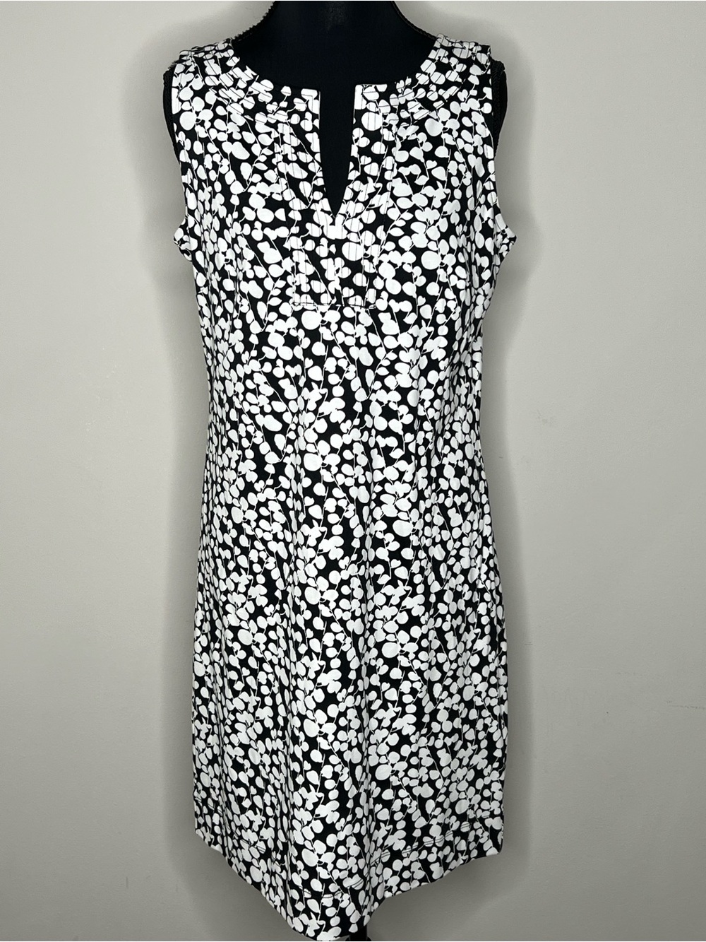 New York & CompanySleeveless Black & White Printed Shift Dress Size Medium